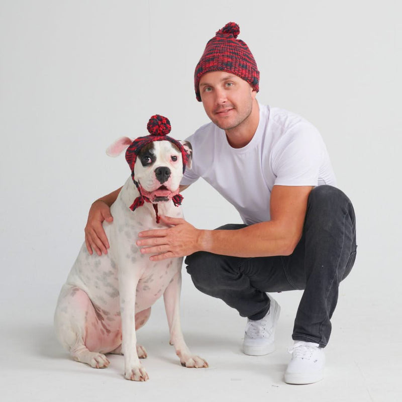 Gorro con Pompón Humano - Rojo y Negro