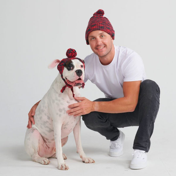 Gorro con Pompón Humano - Rojo y Negro